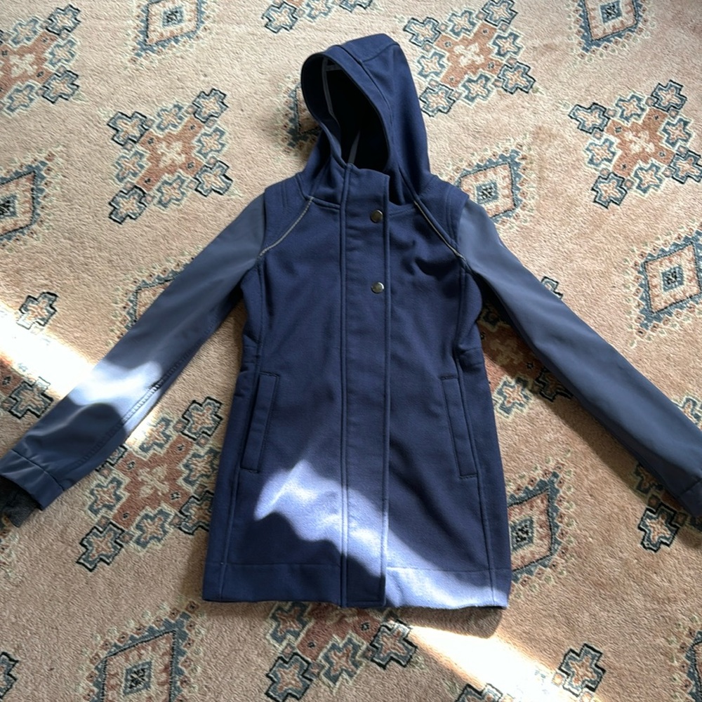 Ivivva (Lululemon girls brand) waterproof outer, fleece lined size 10